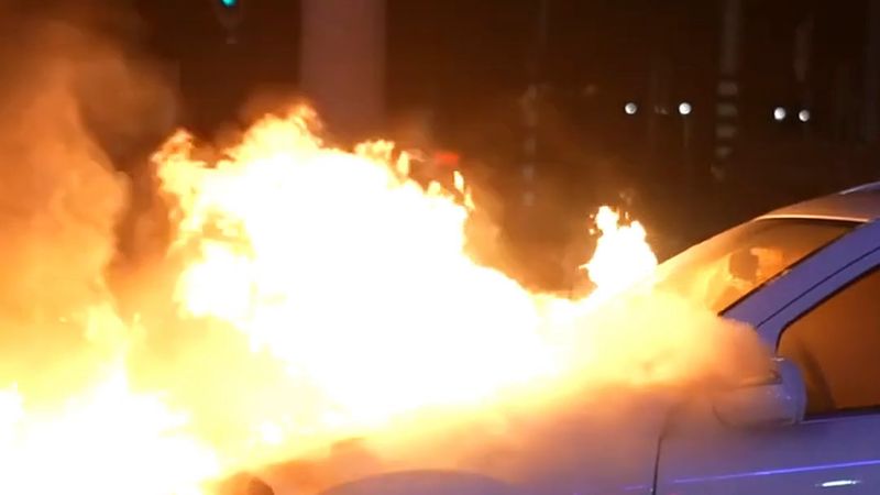 Oss'ta benzinlikte haftalardır duran Mercedes alev alev yandı