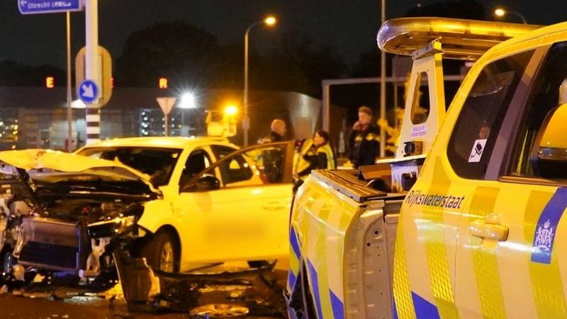 Voorburg'da karayolları idaresinin aracı otomobille çarpıştı: en az bir yaralı, kavşak kapatıldı