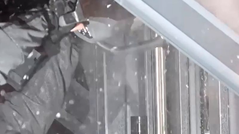 Eindhoven'da polisin özel ekibi evin kapısını motorlu testereyle kesip baskın yaptı