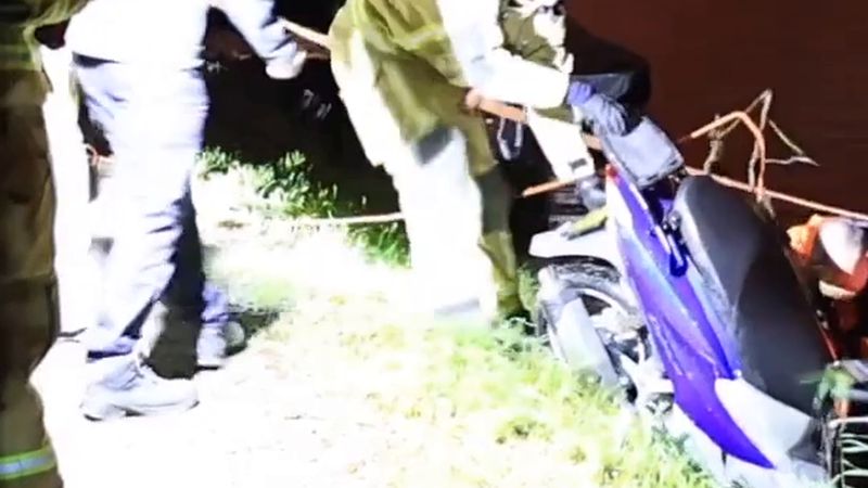 De Lier'de itfaiyeci, suya düşen kişi ihbarında kendi çalınan motosikletini buldu