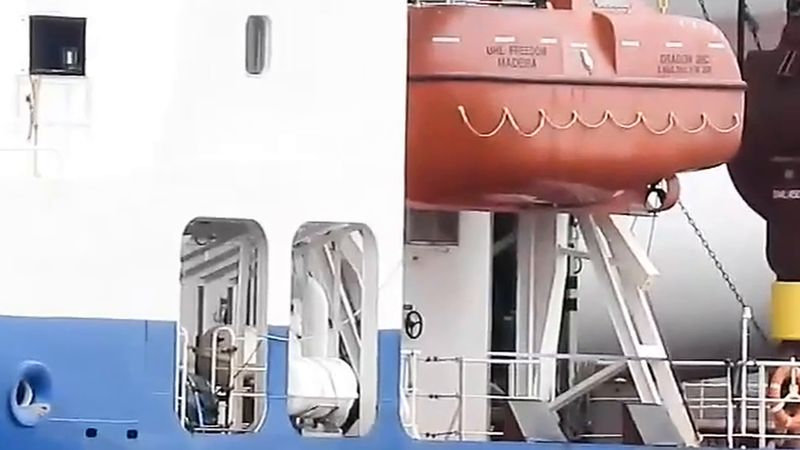 Hollanda açıklarında 150 metrelik yük gemisi fırtınada sürükleniyor, 5 mürettebat yaralı