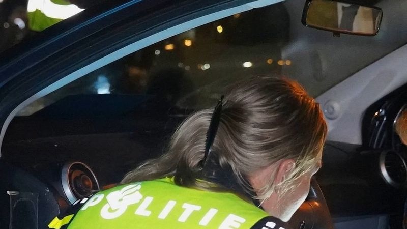 Den Bosch'ta yüzü aşkın görevliyle dev trafik kontrolü: sürücüler gözaltında, vergi borçlu araçlara haciz