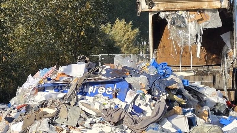 Ede'de çöp kamyonu, kasasından duman yükselince bütün yükünü yola boşalttı