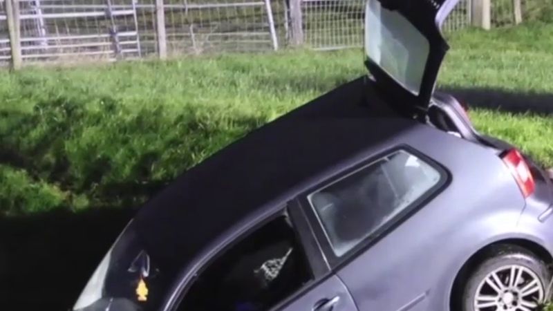Hollanda'da arabasında uyuyan gencin otomobili kanala düştü