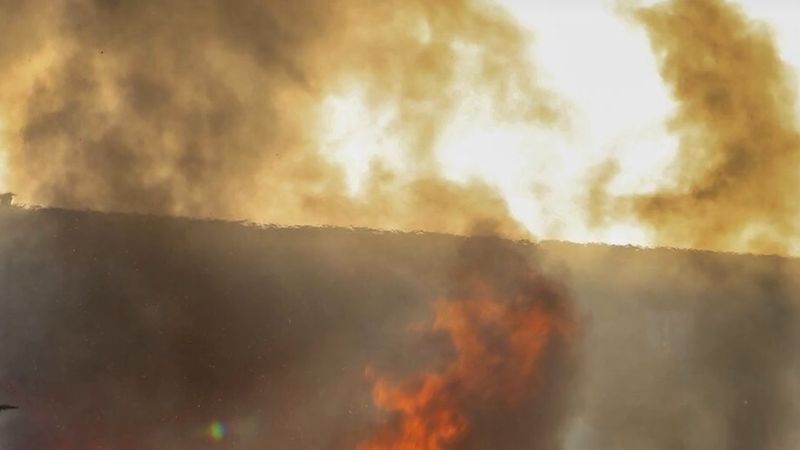 Velsen-Noord'da çok sayıda baraka alev alev yandı