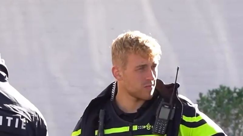 Deventer'de bir evde bir kişi ölü bulundu, polis araştırıyor