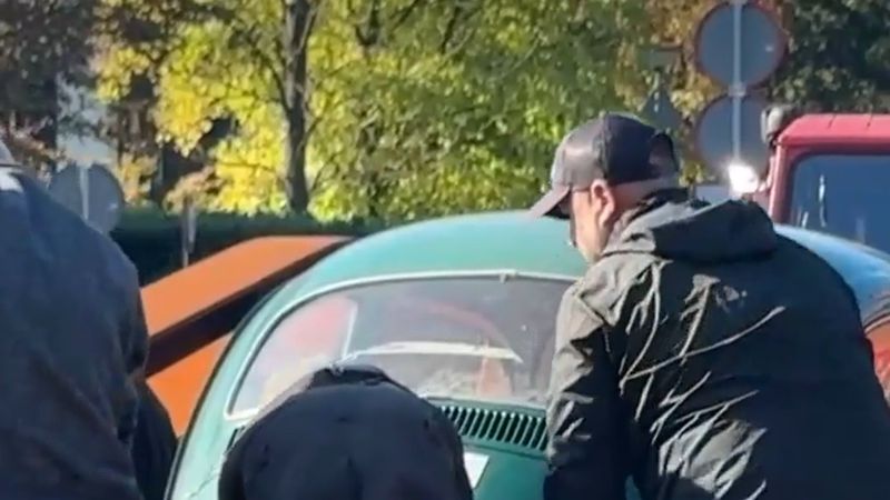 Molenhoek'te frenleri tutmayan Vosvos köprü korkuluğuna takıldı