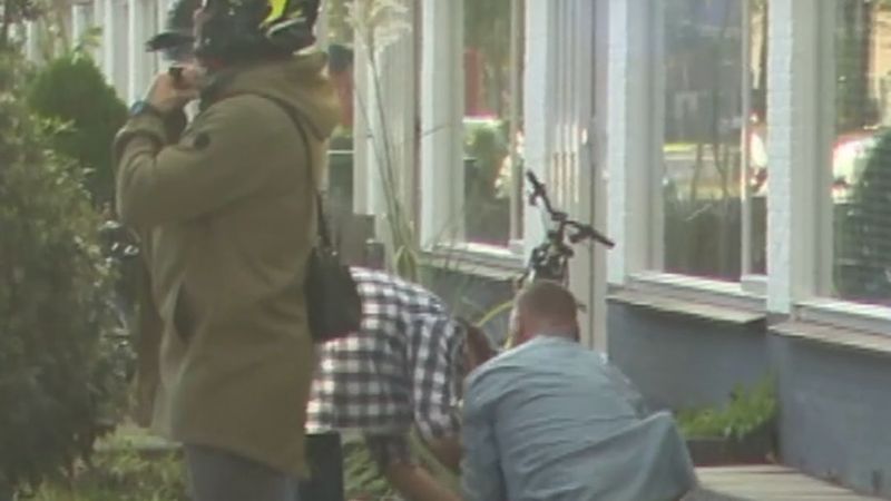 Middelburg'da polisin özel müdahale birimi sokakta genç adamı gözaltına aldı