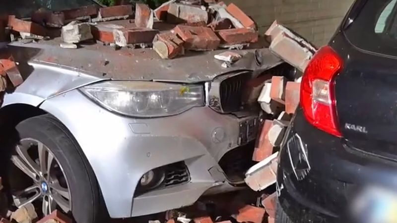 Heeze'de otomobil evin otoparkının duvarını yıkıp park halindeki araca çarptı