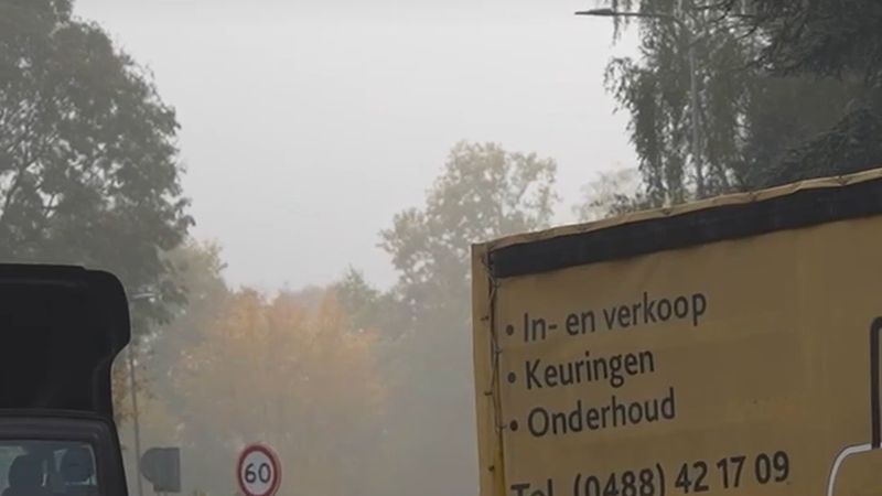 Uden'de N264 yolunda kamyonun dorsesi trafik ışıklarının önünde koptu