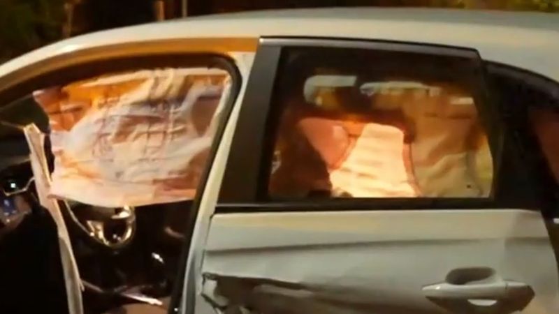 Hollanda'nın Arnhem kentinde iki otomobil çarpıştı, darbenin şiddetiyle bir aracın tekeri koptu