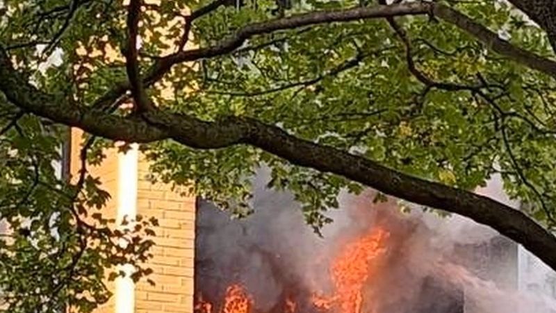 Leeuwarden'da balkonda çıkan yangında alevler dışarı taştı, ev ağır hasar gördü