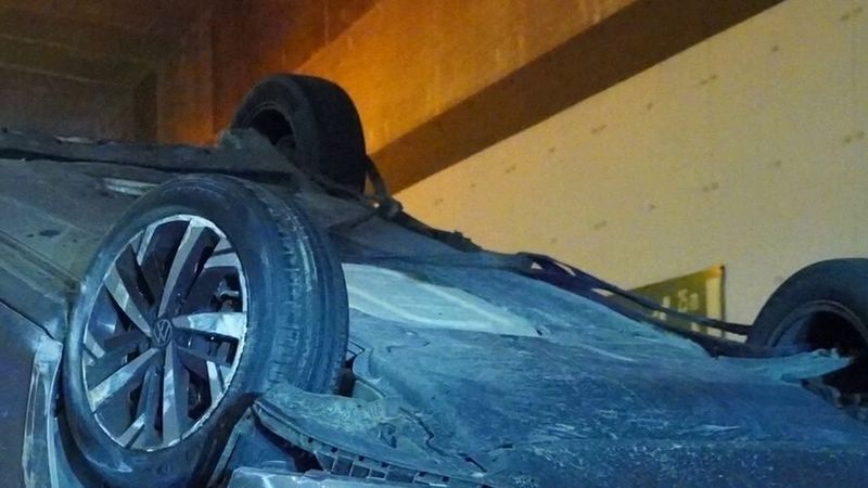 Rotterdam yakınlarında A16 otoyolundaki Rottemeren tünelinde otomobil ters döndü, sürücü hastaneye kaldırıldı