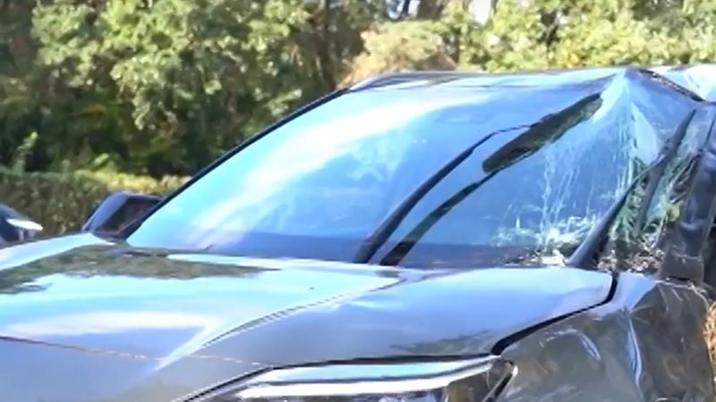 Vught'ta kırmızı ışıkta bekleyen römorklu otomobil, arkadan çarpan minibüs yüzünden takla attı
