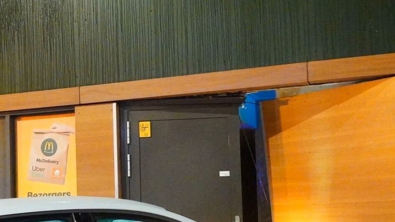 Rotterdam'da gece bir otomobil McDonald's restoranının duvarına daldı, sürücü gözaltında