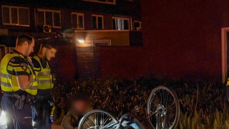 Amersfoort'ta polisten kaçan elektrikli bisikletli adam yola çöp kovası fırlattı
