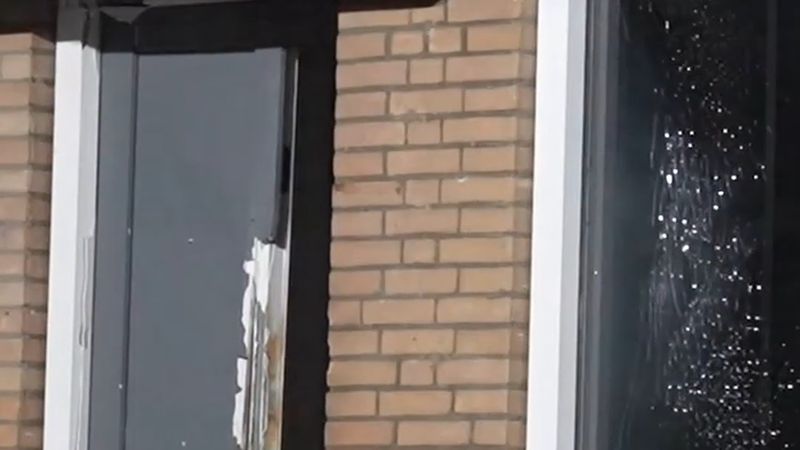 Arnhem'de gece bir evin ön kapısında patlama: kapı ve pencere parçaları sokağa savruldu