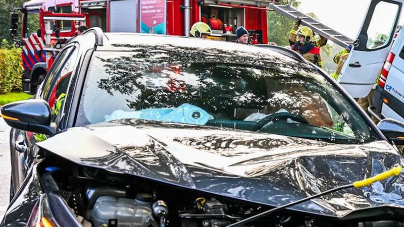 Zevenhuizen'de taksi minibüsü otomobille çarpışıp hendeğe düştü