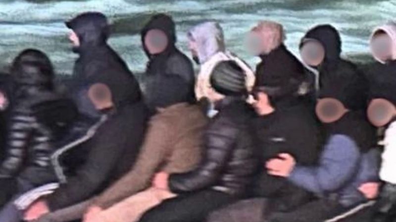 Hollanda kıyısında 38 kişilik lastik bot: 2 şüpheli insan kaçakçısı gözaltında