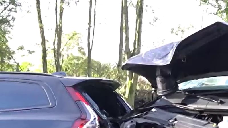 Boxtel'de alçak güneş yüzünden kamyonet duran otomobile çarptı