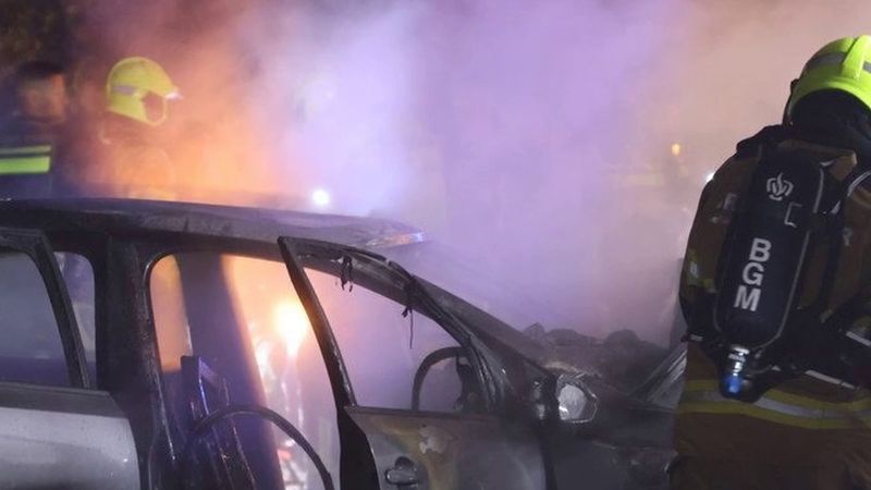 Lunteren'de ağaca çarpan otomobil alev aldı, sürücüyü iki kişi son anda çıkardı