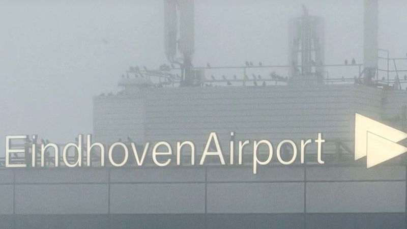 Eindhoven Havalimanı'nda yoğun sis: ilk uçağın rötarı 1,5 saati aştı, 2 kalkış iptal