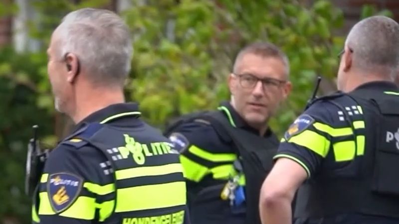 Brummen'de polis silah ihbarına kurşun geçirmez yelekle koştu, nesne elektrik süpürgesinin ucu çıktı