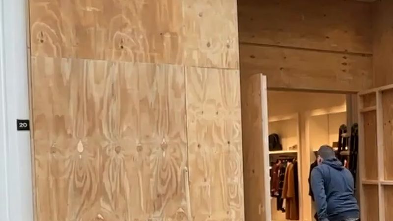 Lahey'de mağazalar yağma korkusuyla tahtayla kapatıldı