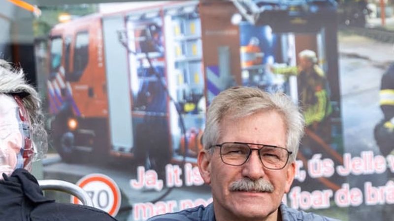 Hollanda'da 70 yaşına giren itfaiyeci Jelle'ye meslektaşlarından itfaiye araçlarıyla sürpriz