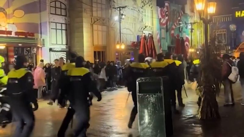 Walibi Holland'da Cadılar Bayramı gecesi arbede: korku bölgeleri erken boşaltıldı, parka polis ve çevik kuvvet çağrıldı