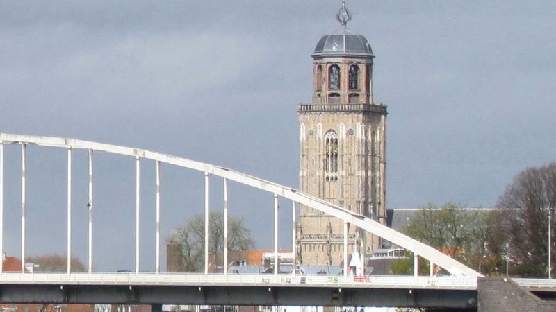 Deventer'de hız sınırı 50 olan kavşaktan saatte 110 kilometreyle geçen 27 yaşındaki sürücünün ehliyetine el konuldu