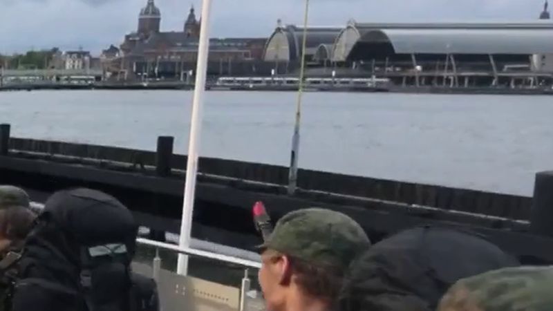 Hollanda'da 170 yedek asker adayı 9 haftalık eğitimi 15 km yürüyüşle bitirdi