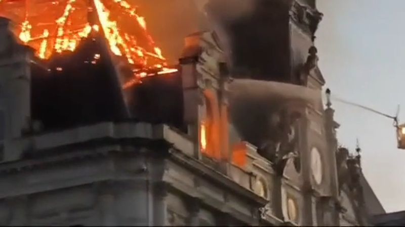 Fransa'da tarihi belediye binası ateşe verildi, çan kulesi çöktü