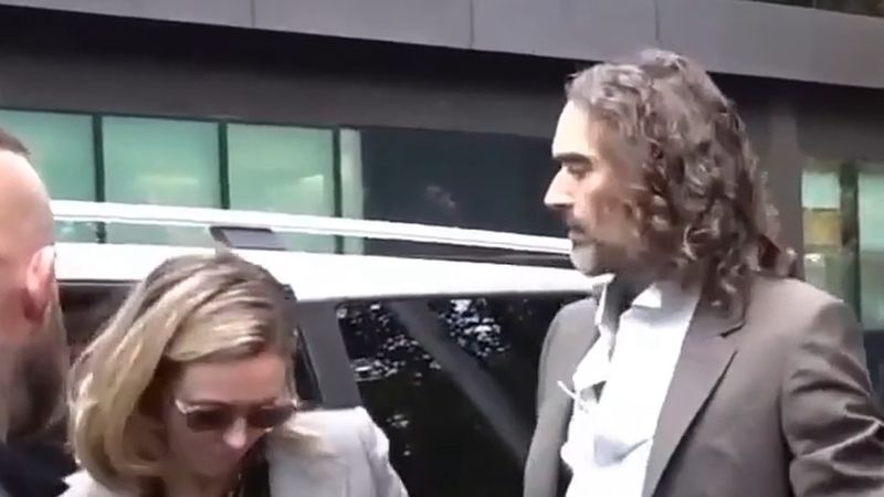 Russell Brand'in polis ifadeleri tecavüz davasında jüriye aktarıldı; bir suçlama teşebbüse indirildi