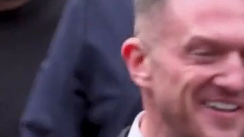 Tommy Robinson iki gazeteciyi taciz etmekten suçlu bulundu