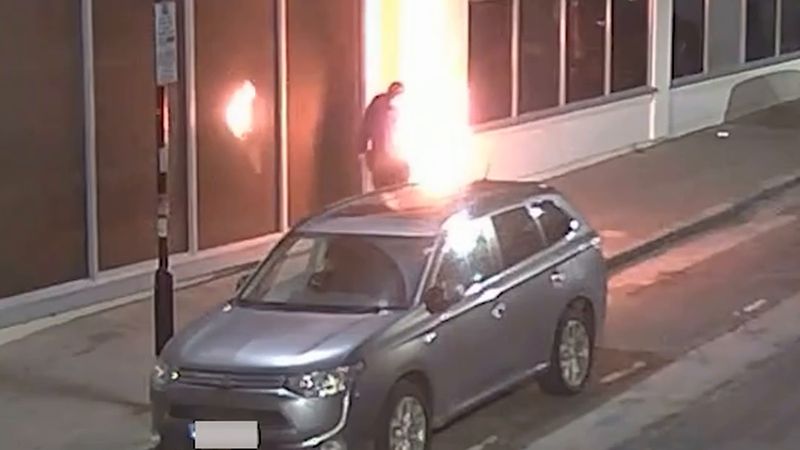 Londra'da sığınmacı oteline benzin bombası atan Mark Neville suçunu kabul etti