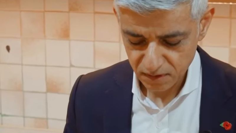 Londra Belediye Başkanı Sadiq Khan, Haringey'deki Türk restoranı Antepliler'de künefe yaptı
