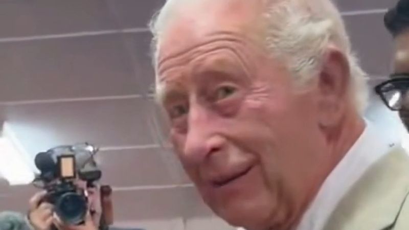 Kral Charles Guyana'da onuruna damıtılan özel romu tattı