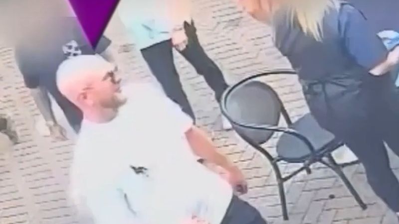 Lichfield'de pub işletmecisini tek yumrukla öldürmekle yargılanan Billy Allison'ın bara girdiği anlar kamerada