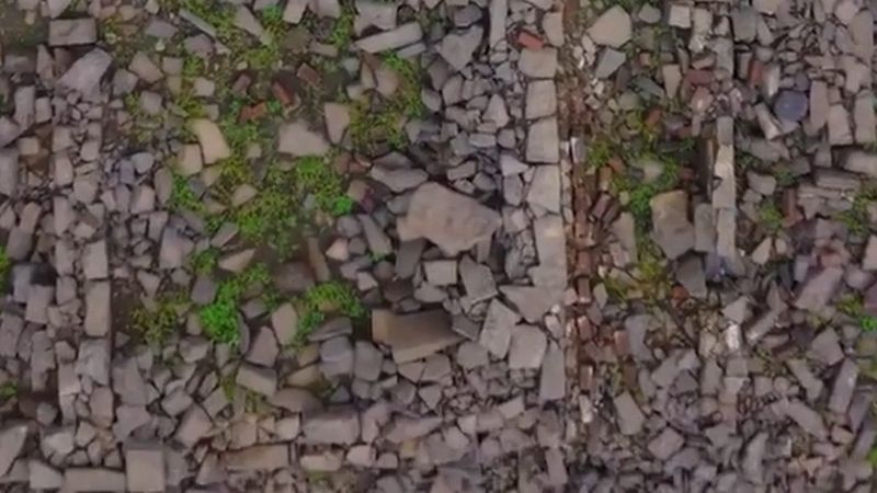 İngiltere'de kuraklık baraj gölüne gömülen iki köyü yeniden ortaya çıkardı