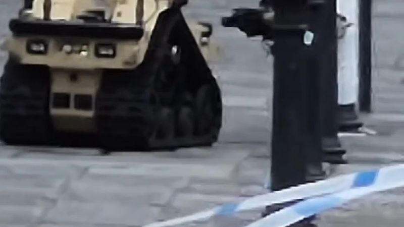 Bristol'da şüpheli cisim robotla kontrollü şekilde patlatıldı