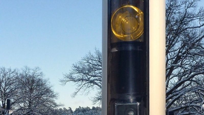 İsveç'te hız kameraları testereyle kesilip çalınıyor: yalnız Stockholm bölgesinde 28 ihbar