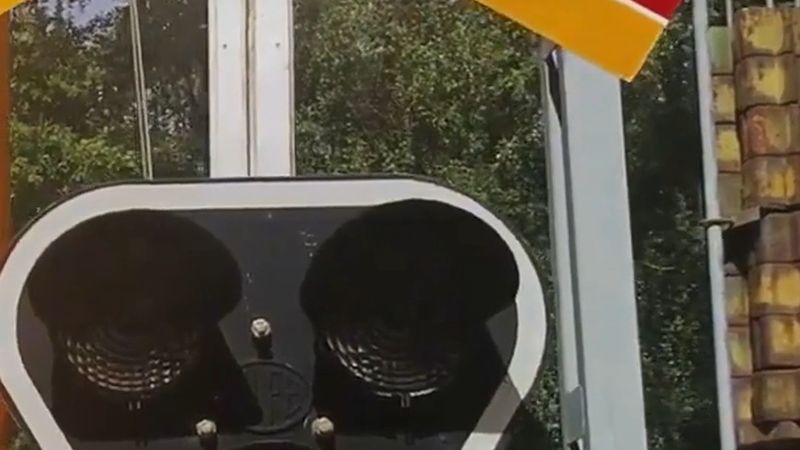 İsveç'te tren geçidinde iki bariyer arasında kalan sürücüye 'bariyerin içinden sürerek çık' tabelası önerisi