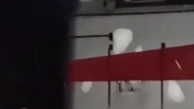 Torsby'de kereste treninin lokomotifi raydan çıkıp 239 yoluna taştı