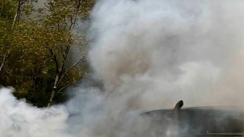 Varberg yakınında E6'da çimento kamyonu alev alev yandı, otoyolun güney yönü kapandı
