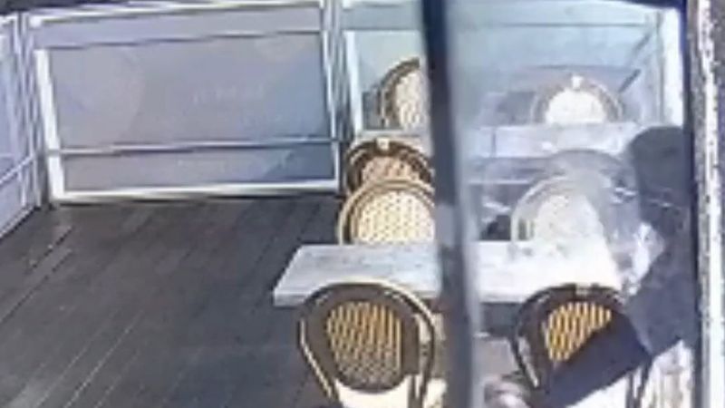 Partille'de hırsızlar restoranın camını taşla kırdı, o anlar kameraya yansıdı