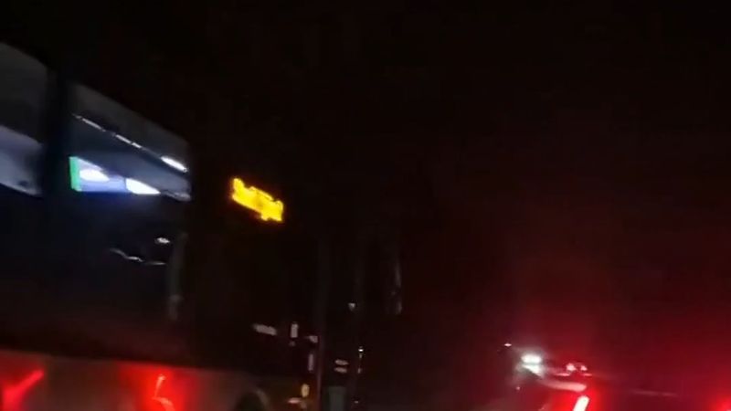 İsveç'te boş otobüs kör virajda solladı, karşıdan gelen trafikle çarpışmanın eşiğine geldi: şoför görevden alındı