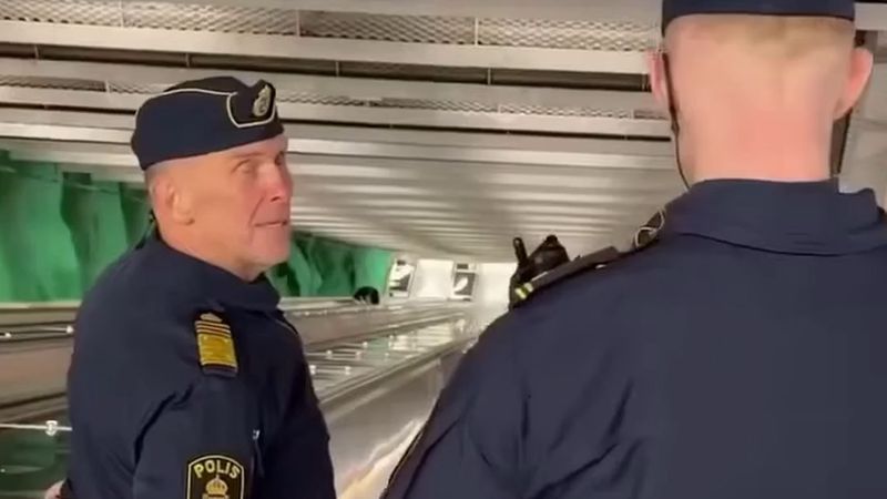 İsveç'in ulusal polis şefi yardımcısı Alby ve Fittja'da devriyede: polise göre bölge çok daha sakin
