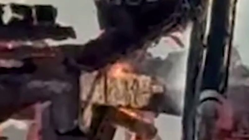 İsveç'te Västerås yakınlarında villa alevlere teslim oldu: ev kurtarılamadı, bir adam hastanede