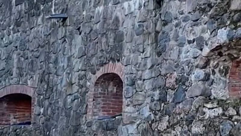 Tarihi Nyköpingshus kalesinin surundaki boşluklara üç evsiz yerleşti, icra dairesinden yardım istendi